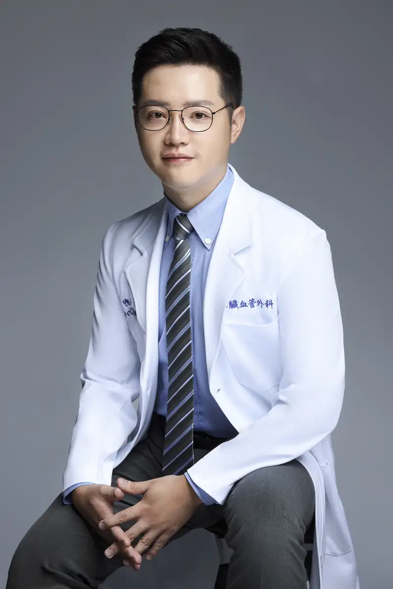 陳柏菘醫師（Po-Sung Chen, MD）白袍正式形象照